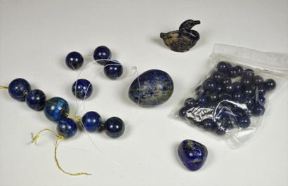 null Lot comprenant des perles, boules, billes et galets de lapis lazuli on y joint...