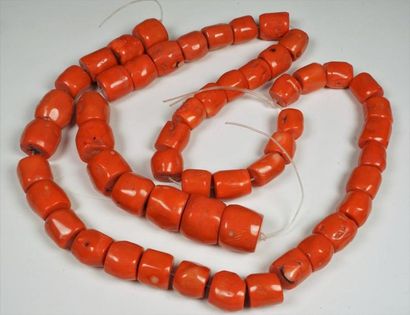 null Lot de cylindres en corail rouge orangé montés sur fil diam environ 2.1 cm L...