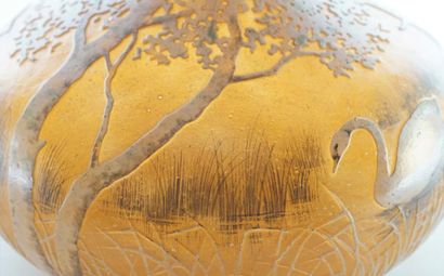 DAUM Nancy Vase soliflore en verre multicouche à décor de cygnes et d'arbres blancs...