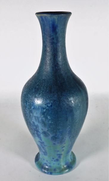 null Vase en grés irisé bleu, portant la marque A. RENOLEAU (Alfred RENOLEAU (1854-1930)....