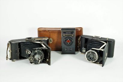 null Quatre appareils photos, dont NO.1 POCKET KODAK (dans sa housse en cuir), EASTMAN...
