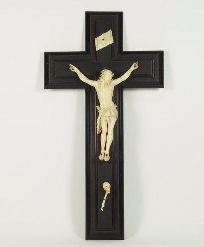 null Christ vivant en ivoire sculpté couronné d’épines . Il est cloué sur une croix...