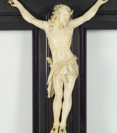null Christ vivant en ivoire sculpté couronné d’épines . Il est cloué sur une croix...