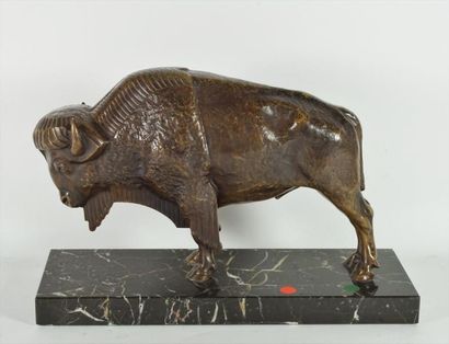 MAX LE VERRIER (1891-1973). Bison. Epreuve en bronze à patine mordorée, signée et...