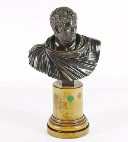 null Buste en bronze à patine foncée représentant l'empereur romain Caracalla. Dans...