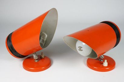 null Une paire d'appliques en métal orange et noire. Vers 1960. H : 13 cm