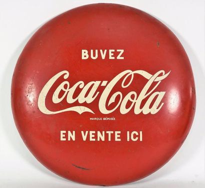 Coca-Cola BUVEZ COCA-COLA.”En vente içi”.Vers 1960 Plaque publicitaire bombée - Diam:...
