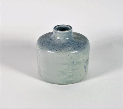 null Petit vase en céramique émaillée bleu, monogrammé M. H 11cm.