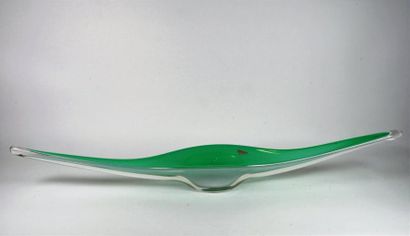 SCHNEIDER Coupe en verre de couleur verte. L 93 cm.