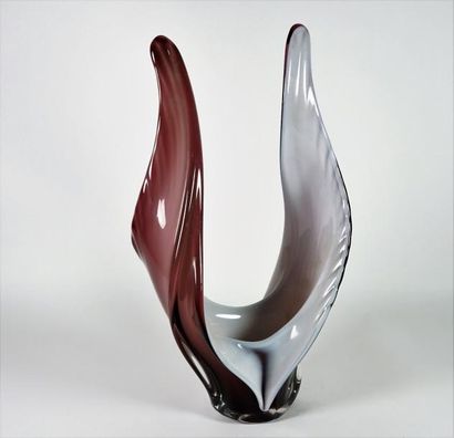 null Vase en verre doublé de couleur améthyste et blanc. H 50 cm.