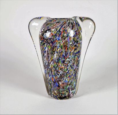 KOSTA BODA (Suède) Vase à double anse à décor intercalaire multicolore. H 23,5 c...