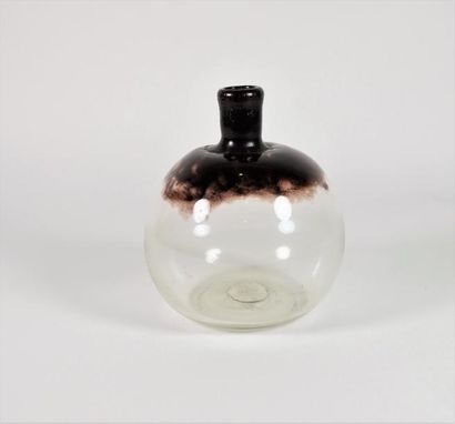 MONOD Claude (1944 – 1996) Vase circulaire à petit col en verre soufflé à décor nuagé...