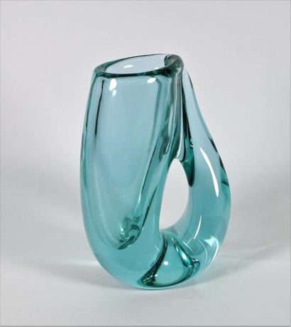 SÈVRES Important vase en épais cristal de couleur bleu ciel. H 35 cm.