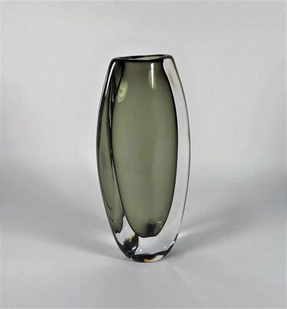 PALMQVIST Sven pour ORREFORS Vase « possibly » en épais verre fumé et transparent,...