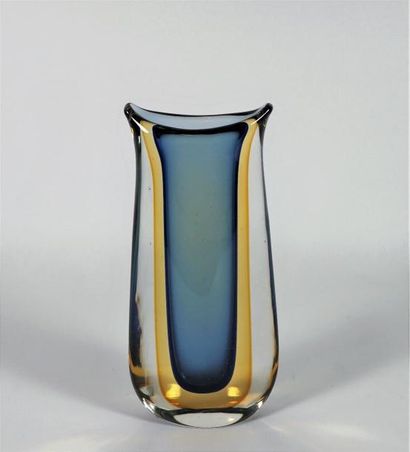 SEGUSO (dans le gout de) Vase en verre multicouche bleu, or et transparent. H 26...