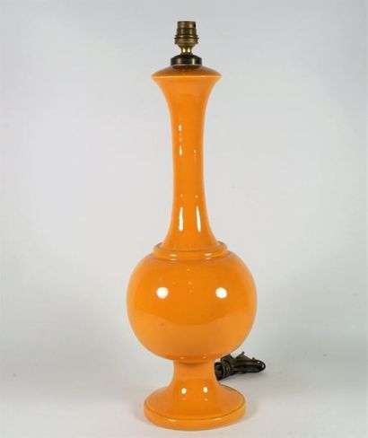 null Lampe en céramique émaillée orange. H 48 cm.