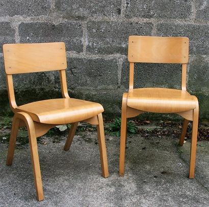 null Ensemble de 4 chaises de collectivité empilables en bois blond plié verni usures...