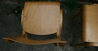 null Ensemble de 4 chaises de collectivité empilables en bois blond plié verni usures...