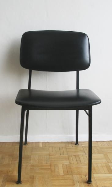 null Chaise en métal noir à section carrée et skaï noir des années 1960.