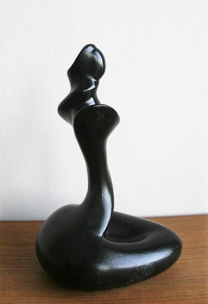 O. CUENCA Statuette en céramique à patine noire signée sous la baseH. 20 cm à vu...
