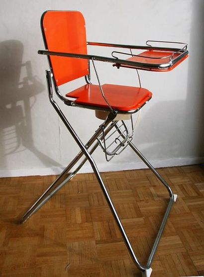 null Chaise d'enfant pliable en plastique orange et métal chromé, manque un patin...