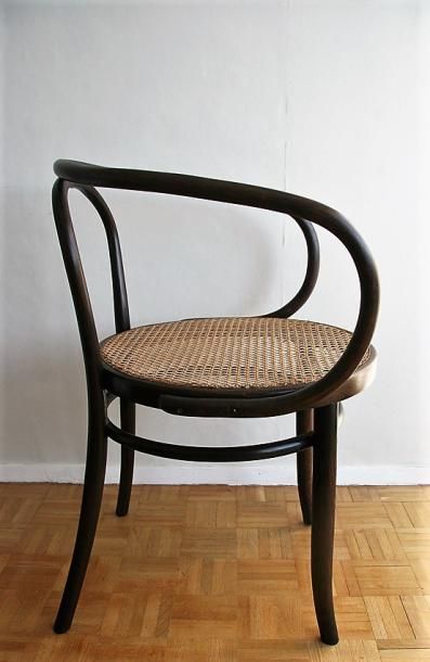 THONET Fauteuil modèle 209 en bois courbé , patiné, cannage refait Première moitié...