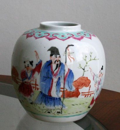 null Vase chinois en porcelaine polychrome, scène peinte représentant des enfants...