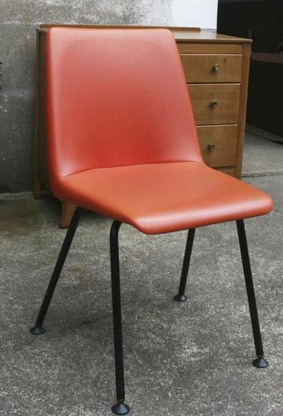 null Chaise recouverte de simili cuir orange et piétement métal noir Années 1960