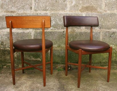 Ib Kofod LARSEN Paire de chaises en teck et simili cuir chocolat Edition G PLAN des...