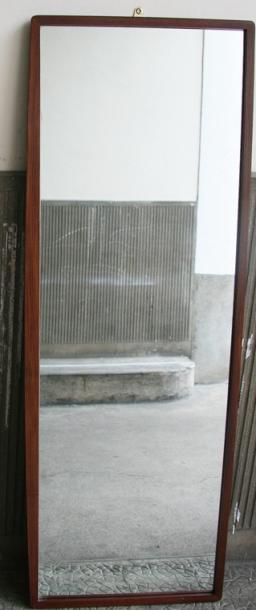 null Grand miroir rectangulaire, cadre en teck Années 1960 L. 131 cm – l. 47 cm Bon...