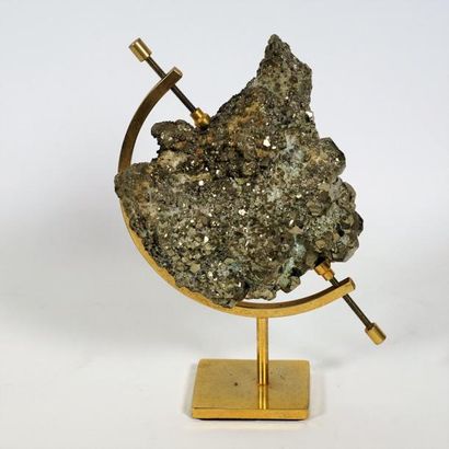 null Pyrite montée sur un socle en métal doré. Ht 17 cm.