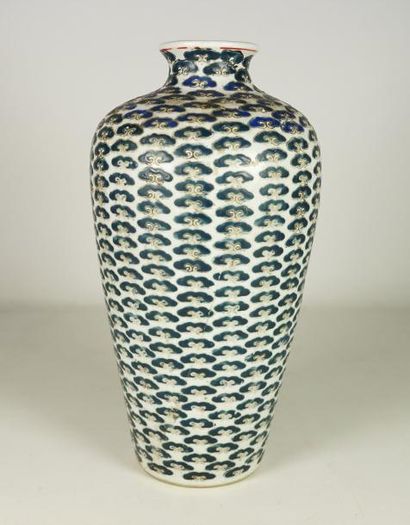 null Vase en porcelaine à décor de nuées.marque sous la base (accidenté recolé) H...