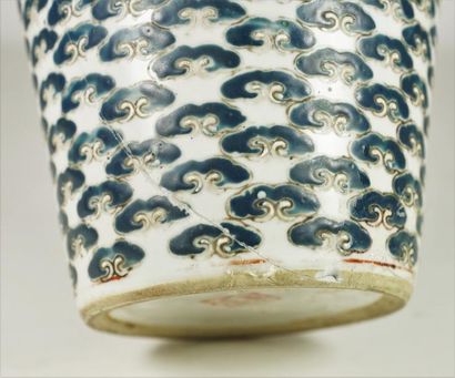 null Vase en porcelaine à décor de nuées.marque sous la base (accidenté recolé) H...