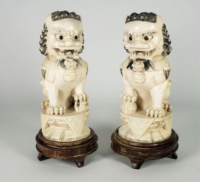 null Sujets en ivoire sculpté et rehaussé d’encre de Chine, représentant un couple...