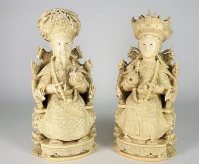 null Deux sujets en ivoire sculpté et ajouré représentant un couple impérial assis...