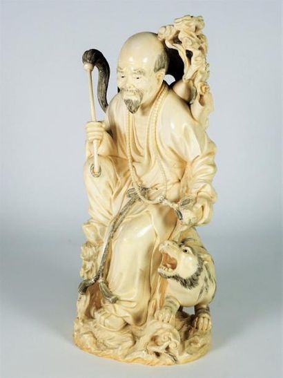 null Sujet en ivoire sculpté et réhaussé d’encre de Chine , représentant un Lohan...