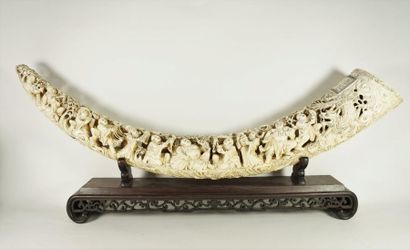 null Pointe de défense en ivoire sculpté et rehaussé d’encre de Chine, à décor ajouré...