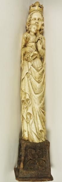 null Importante statue en ivoire, représentant une Vierge à l’enfant debout. L’enfant...