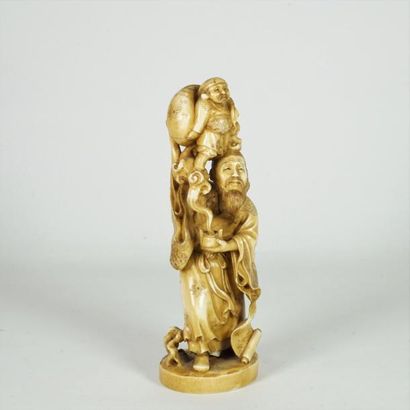 null Statuette en ivoire sculpté et réhaussé à l’encre, représentant un sage debout...