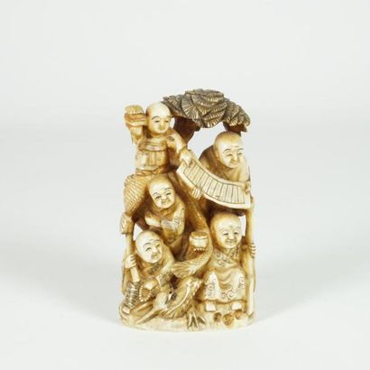 null  Petit groupe en ivoire marin sculpté, représentant cinq personnages après d’un...