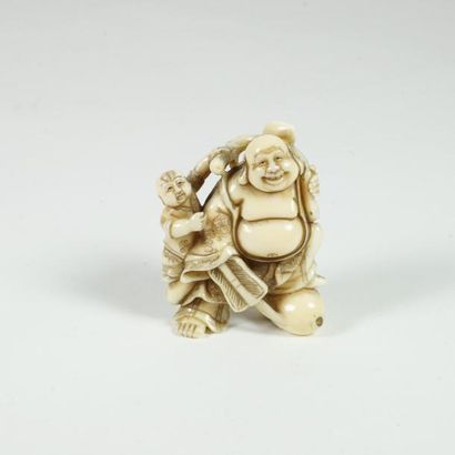 null Netsuke en ivoire figurant Hotei, le pied sur le sac de richesses, un enfant...