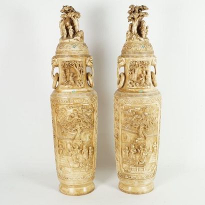 null Paire d’importants vases couverts de forme balustre en ivoire sculpté et réhaussé...