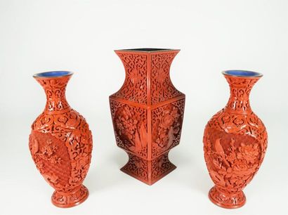 null Lot de deux vases balustres en composition à l’imitation du laque à décor floral...