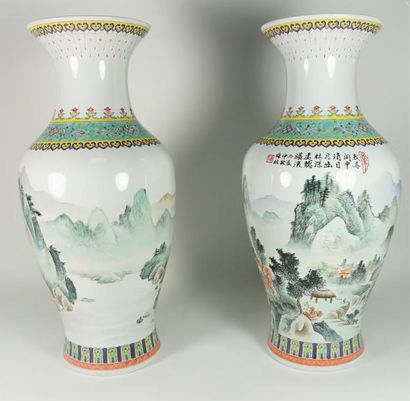 null Paire de vases de forme balustre en porcelaine à décor polychrome de paysages...