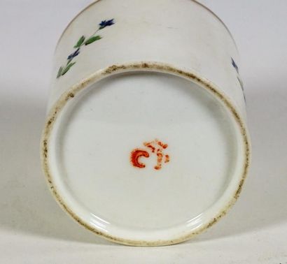 PARIS Pot à fard en porcelaine à décor aux barbeaux. Fin XVIIIème siècle. Marqué...