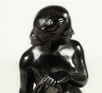 P.ierre Marie POISSON (1876-1953). Femme nue au drapé. Bronze à patine noire, cachet...