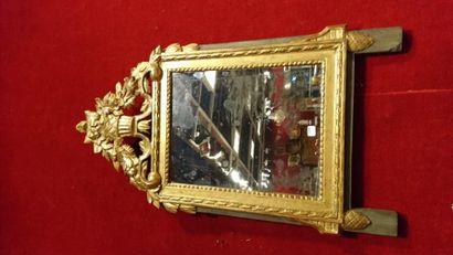 null Petit miroir en bois sculpté et doré, travail début XIXe de style Louis XVI...