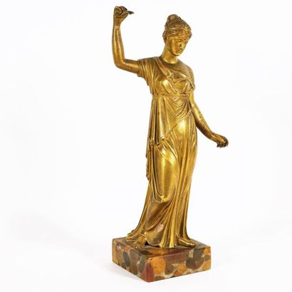 null Statuette en bronze doré représentant une femme à l’antique, reposant sur un...
