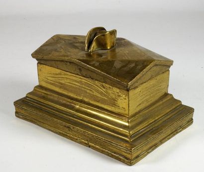null Boite en bronze doré figurant le tombeau de Napoléon.