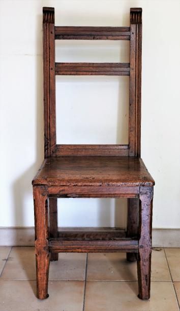 null Quatre chaises lorraines en bois naturel modèles similaires.Travail XVIIIe.
